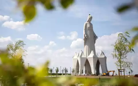 Die riesige Marienstatue im polnischen Dorf Konotopie gilt als die größte Europas. - Foto: Agnieszka Bielecka/PAP/dpa