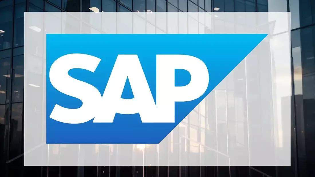 SAP Stock Breaks 200-Day Average: Overbought Signals and Cloud Growth Fuel Debate
