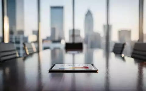 Moderner Konferenzraum mit digitalem Tablet und Finanzgrafiken für eine Unternehmensabstimmung. - Foto: über boerse-global.de