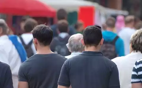 Männer in einer Fußgängerzone (Archiv) - Foto: via dts Nachrichtenagentur