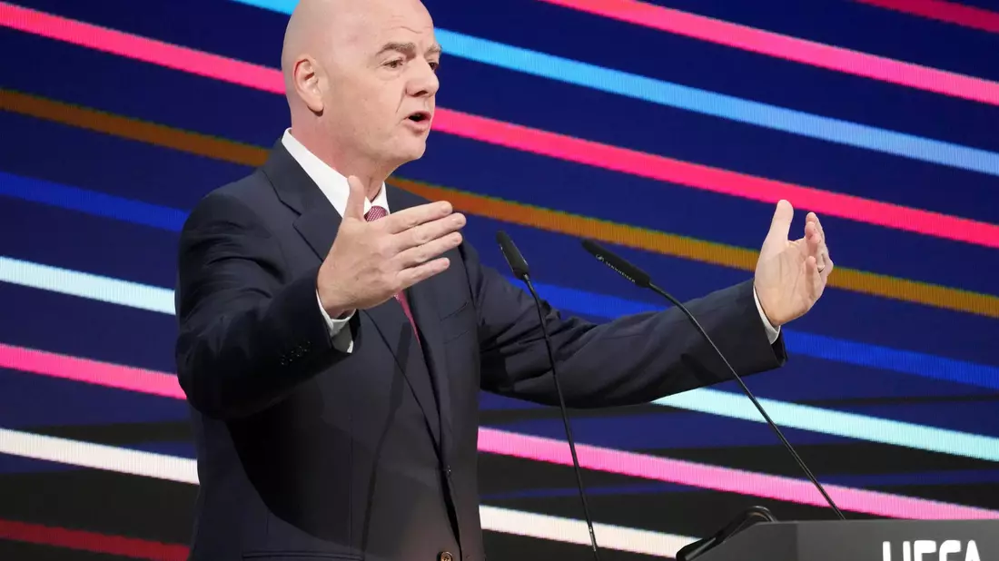 Die UEFA hat Zahlungen an eine Ex-Mitarbeiterin von Gianni Infantino im Jahr 2011 bestätigt. (Archivbild) - Bild: Darko Vojinovic/AP/dpa