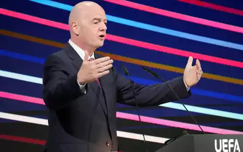 Die UEFA hat Zahlungen an eine Ex-Mitarbeiterin von Gianni Infantino im Jahr 2011 bestätigt. (Archivbild) - Foto: Darko Vojinovic/AP/dpa
