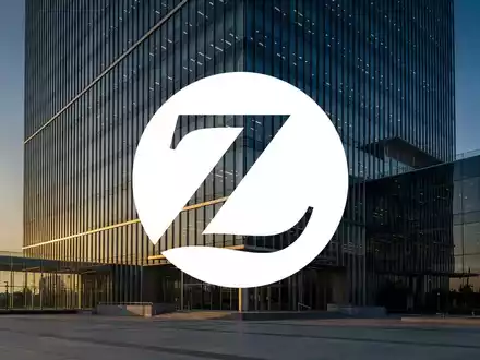 Moderne Glasfassade eines Bürogebäudes im Morgenlicht als Symbol für den Versicherungssektor - Foto: über boerse-global.de