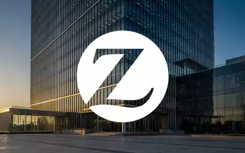 Moderne Glasfassade eines Bürogebäudes im Morgenlicht als Symbol für den Versicherungssektor - Foto: über boerse-global.de