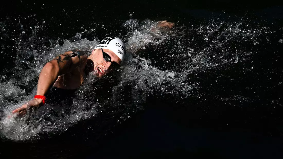 Florian Wellbrock führt Deutschland zum EM-Titel in der Mixed-Staffel im Freiwasser. - Bild: Julien De Rosa/AFP/dpa