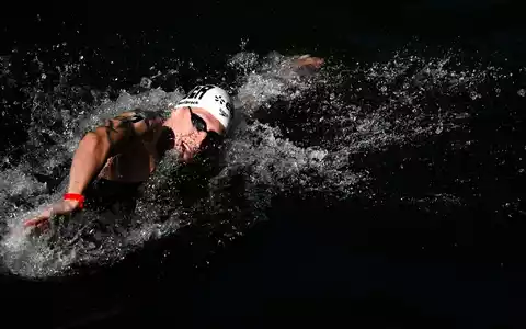 Florian Wellbrock führt Deutschland zum EM-Titel in der Mixed-Staffel im Freiwasser. - Foto: Julien De Rosa/AFP/dpa