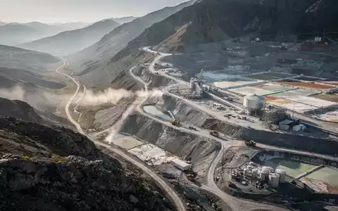 Moderne Lithium-Minenanlage in einer Berglandschaft bei Sonnenaufgang. - Foto: über boerse-global.de