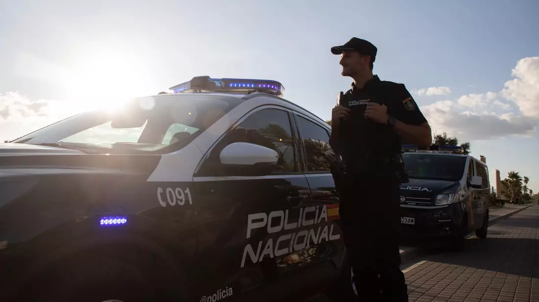 Die spanische Polizei hat eine internationale operierende Bande zerschlagen, die von Spanien aus synthetische Drogen nach Nordafrika schmuggelte und von dort auf der Rückfahrt Migranten nach Spanien brachte. - Bild: Clara Margais/dpa