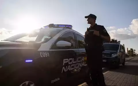 Die spanische Polizei hat eine internationale operierende Bande zerschlagen, die von Spanien aus synthetische Drogen nach Nordafrika schmuggelte und von dort auf der Rückfahrt Migranten nach Spanien brachte. - Foto: Clara Margais/dpa