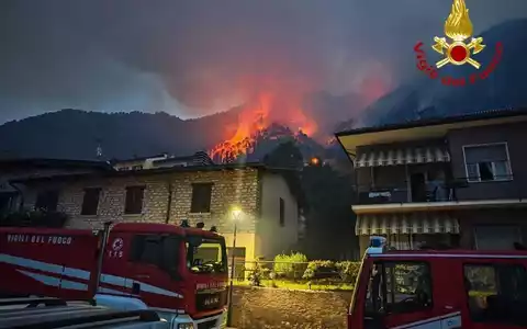 Von den Feuern sind auch Touristen betroffen. - Foto: --/Vigili del Fuoco/dpa