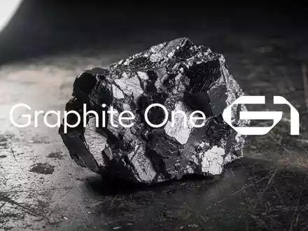 Nahaufnahme eines rohen Graphitminerals auf einem dunklen, industriellen Hintergrund. - Foto: über boerse-global.de
