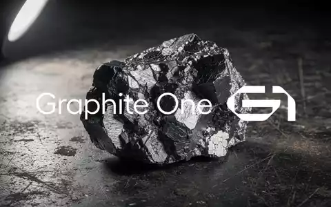 Nahaufnahme eines rohen Graphitminerals auf einem dunklen, industriellen Hintergrund. - Foto: über boerse-global.de