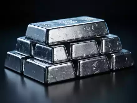 Glänzende Silberbarren auf dunklem Untergrund als Symbol für eine Investition in den iShares Silver Trust. - Foto: über boerse-global.de