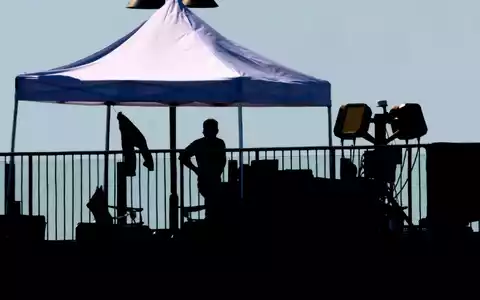 Mit einem neuen Wachposten verstärkt die Polizei die Sicherheit am Flughafen Leipzig/Halle.  - Foto: Hendrik Schmidt/dpa
