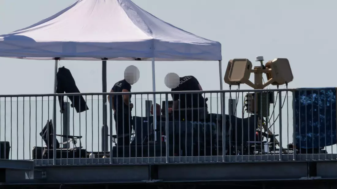 Der Posten ist mit einem speziellen Radar ausgestattet. - Bild: Hendrik Schmidt/dpa