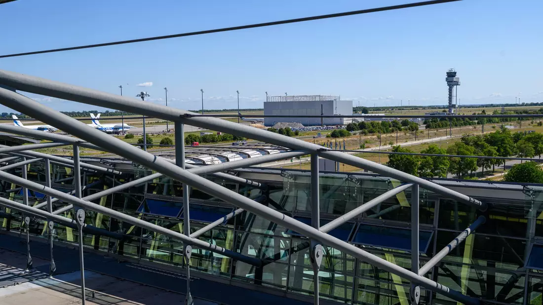Ein Vorfall mit einer Sprengstoff-Drohne am Flughafen Leipzig/Halle hatte vor wenigen Tagen für großes Aufsehen gesorgt. Dazu ermittelt die Bundesanwaltschaft. - Bild: Hendrik Schmidt/dpa