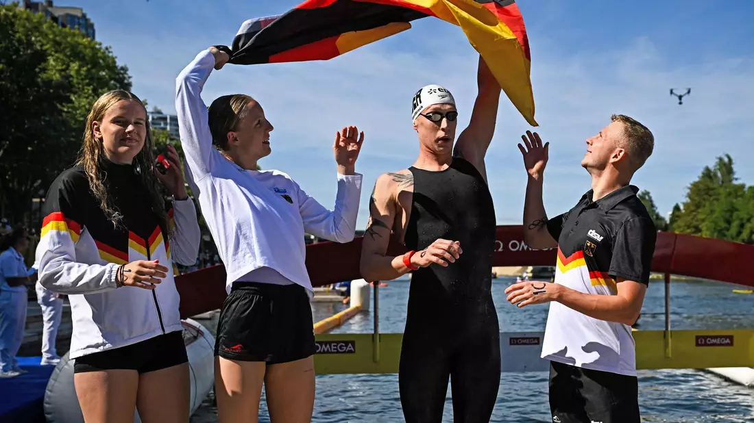 Die deutsche Freiwasser-Staffel hat Grund zur Freude. - Bild: Julien De Rosa/AFP/dpa