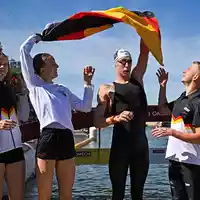 Die deutsche Freiwasser-Staffel hat Grund zur Freude. - Foto: Julien De Rosa/AFP/dpa