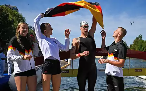 Die deutsche Freiwasser-Staffel hat Grund zur Freude. - Foto: Julien De Rosa/AFP/dpa