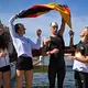 Die deutsche Freiwasser-Staffel hat Grund zur Freude. - Bild: Julien De Rosa/AFP/dpa