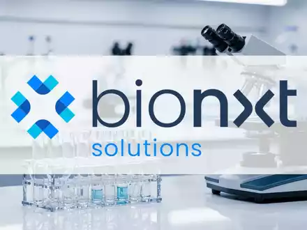 Abstrakte Darstellung eines modernen Biotechnologie-Labors mit Fokus auf wissenschaftliche Innovation und Wachstum. - Foto: über boerse-global.de