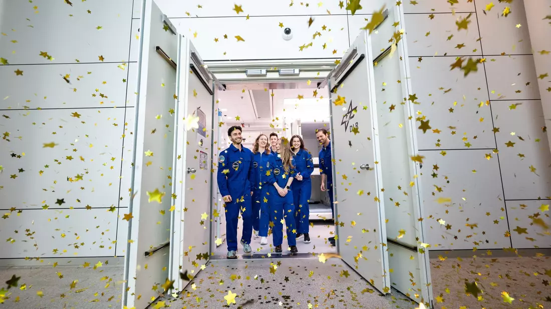 Die sechs Testpersonen verlassen nach 100 Tagen die Simulationsanlage. - Bild: ---/Deutsches Zentrum für Luft- und Raumfahrt e.V. (DLR)/dpa
