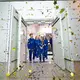 Die sechs Testpersonen verlassen nach 100 Tagen die Simulationsanlage. - Bild: ---/Deutsches Zentrum für Luft- und Raumfahrt e.V. (DLR)/dpa