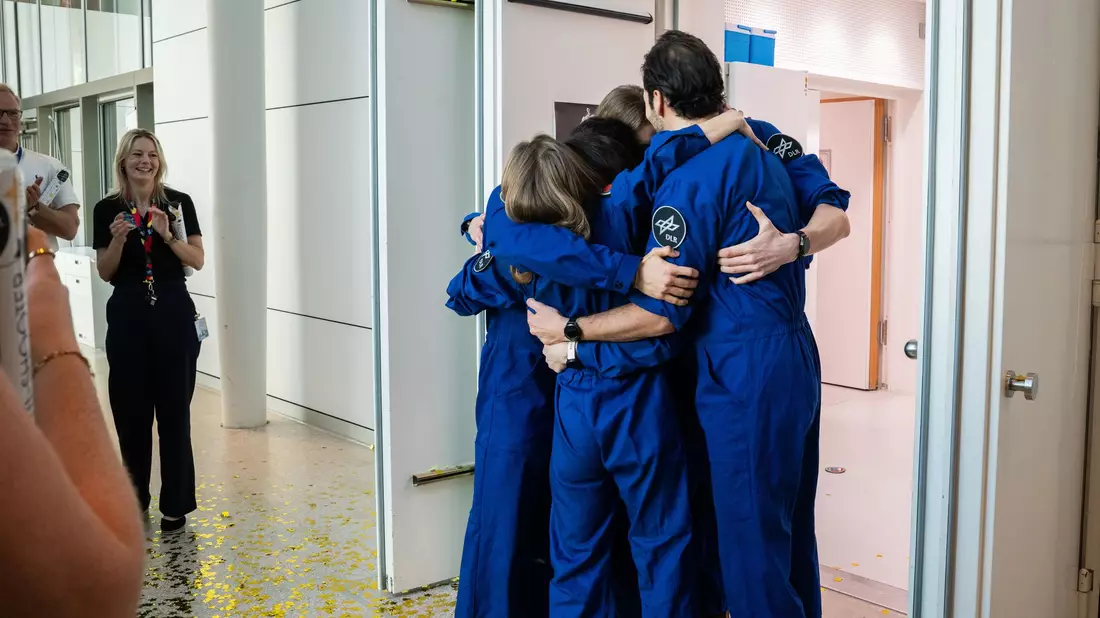 Die sechs Testpersonen beim Verlassen der Simulationsanlage - Bild: ---/Deutsches Zentrum für Luft- und Raumfahrt e.V. (DLR)/dpa