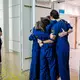 Die sechs Testpersonen beim Verlassen der Simulationsanlage - Bild: ---/Deutsches Zentrum für Luft- und Raumfahrt e.V. (DLR)/dpa