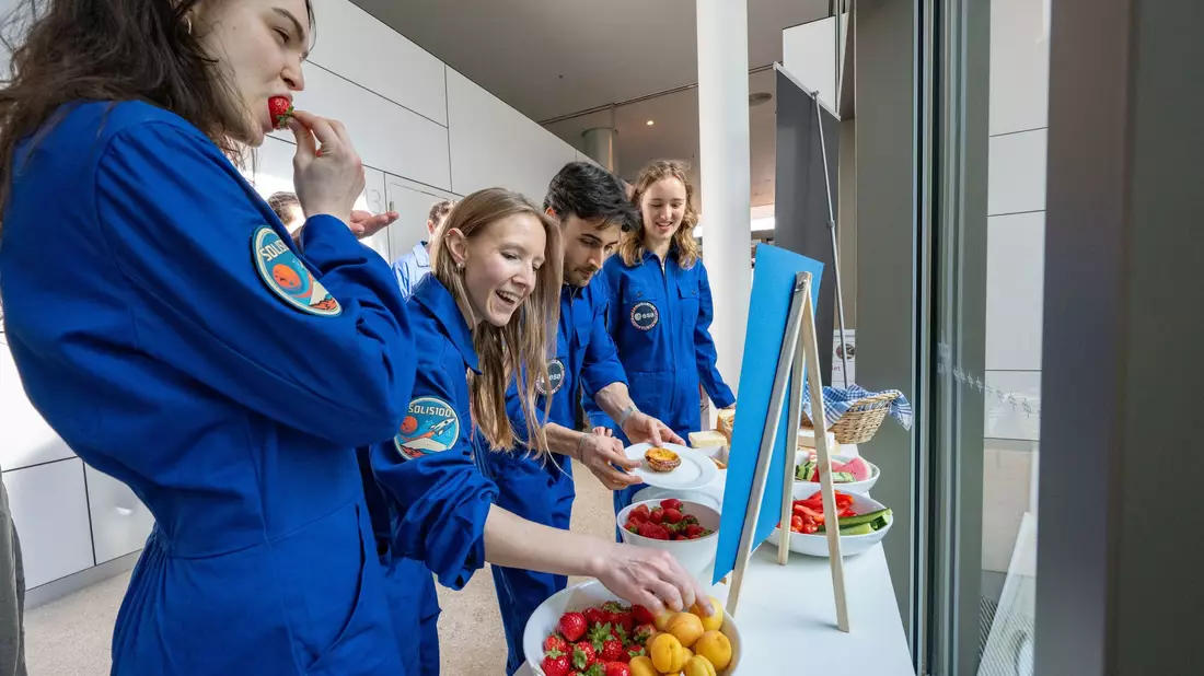 Die sechs Testpersonen nach dem Verlassen der Simulationsanlage  - Bild: ---/Deutsches Zentrum für Luft- und Raumfahrt e.V. (DLR)/dpa