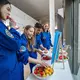 Die sechs Testpersonen nach dem Verlassen der Simulationsanlage  - Bild: ---/Deutsches Zentrum für Luft- und Raumfahrt e.V. (DLR)/dpa