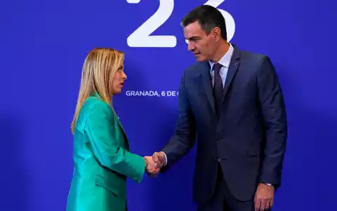 Italiens rechtsgerichtete Ministerpräsidenten Giorgia Meloni ordnete Grenzkontrollen zu Spanien wegen der Ceuta-Krise an. Ihr linker spanischer Kollege Pedro Sánchez ließ das nicht auf sich sitzen und zahlt mit gleicher Münze zurück. (Archivbild) - Foto: Manu Fernandez/AP/dpa