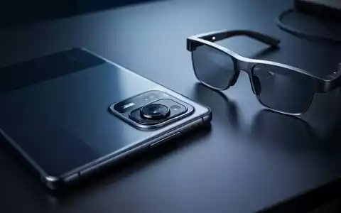 Ein Smartphone und eine Smart-Brille auf einem dunklen Schreibtisch als Symbol für Datenschutzrisiken durch Sensoren. - Foto: über boerse-global.de