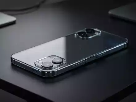 Ein modernes Smartphone liegt auf einem dunklen Schreibtisch, umrahmt von sanftem Licht und technischem Fokus. - Foto: über boerse-global.de