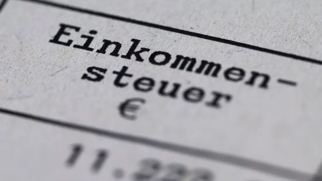 Unter anderem Profisportvereine müssen womöglich höhere Steuern zahlen. (Illustration) - Bild: Robert Michael/dpa