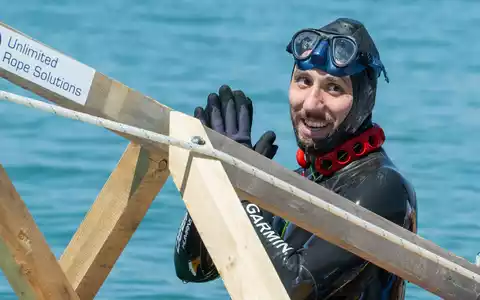 Der Apnoetaucher Minja Marinkovi? bedankt sich nach seinem gescheiterten Rekordversuch applaudierend. - Foto: Stefan Puchner/dpa