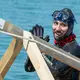 Der Apnoetaucher Minja Marinkovi? bedankt sich nach seinem gescheiterten Rekordversuch applaudierend. - Bild: Stefan Puchner/dpa