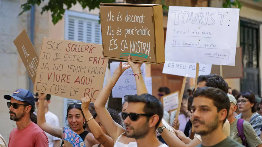 Immer wieder demonstrieren Einheimische auf der Urlauberinsel Mallorca gegen den Massentourismus. - Bild: Tomàs Moyà/EUROPA PRESS/dpa