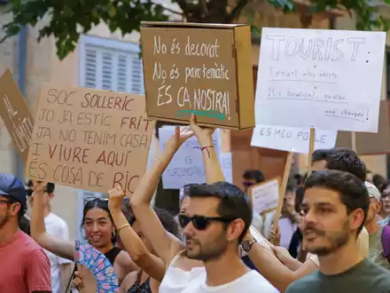 Immer wieder demonstrieren Einheimische auf der Urlauberinsel Mallorca gegen den Massentourismus. - Foto: Tomàs Moyà/EUROPA PRESS/dpa