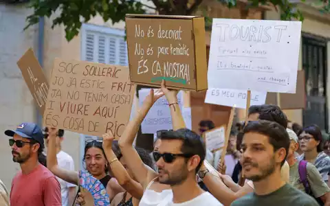 Immer wieder demonstrieren Einheimische auf der Urlauberinsel Mallorca gegen den Massentourismus. - Foto: Tomàs Moyà/EUROPA PRESS/dpa