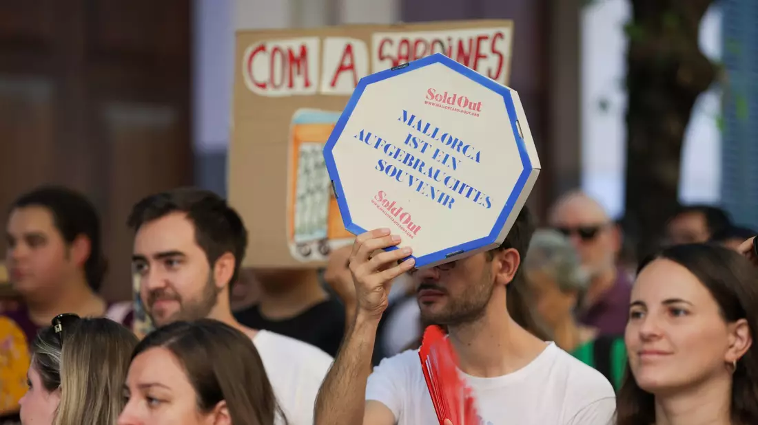 In der Kleinstadt Sóller im Westen der Insel riefen Demonstranten teils Schmährufe gegen Urlauber. Die Einheimischen sind vor allem über hohe Mieten infolge der vielen Urlaubger erbost.  - Bild: Tomàs Moyà/EUROPA PRESS/dpa