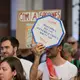 In der Kleinstadt Sóller im Westen der Insel riefen Demonstranten teils Schmährufe gegen Urlauber. Die Einheimischen sind vor allem über hohe Mieten infolge der vielen Urlaubger erbost.  - Bild: Tomàs Moyà/EUROPA PRESS/dpa