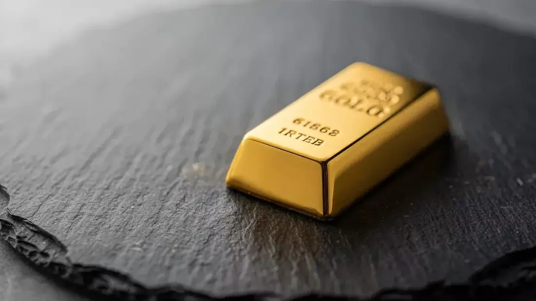 Gold Surges to $4,400 as Weak US Jobs Data Boosts Rate Cut Bets