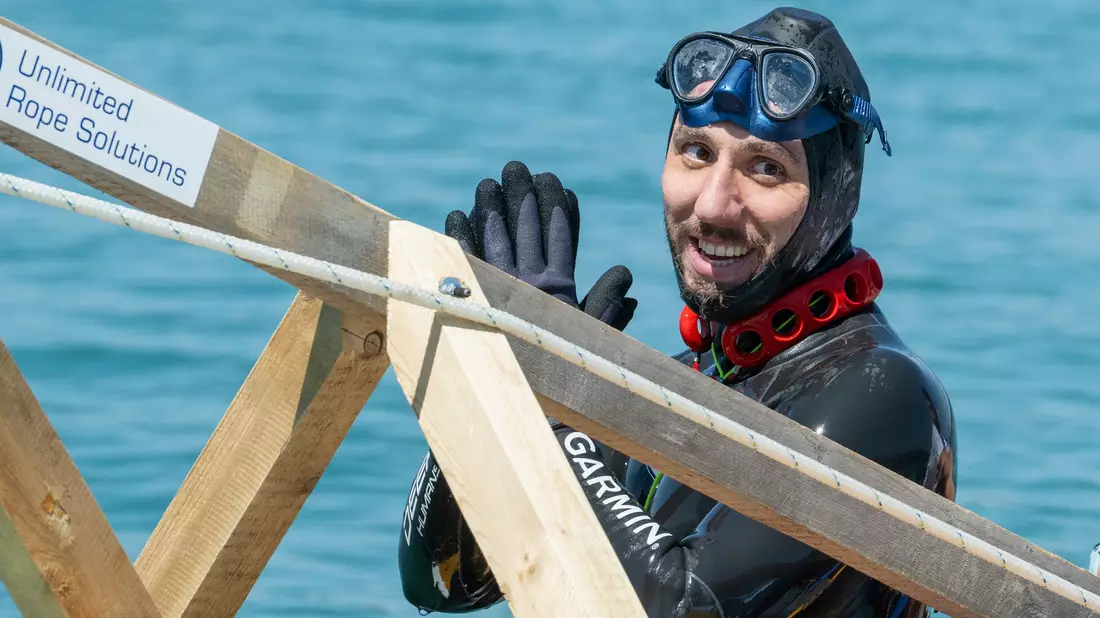 Der Apnoetaucher Minja Marinkovi? bedankt sich nach seinem gescheiterten Rekordversuch applaudierend. - Bild: Stefan Puchner/dpa