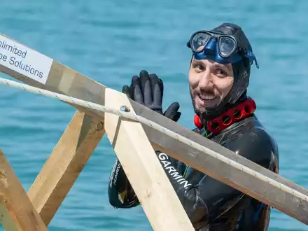 Der Apnoetaucher Minja Marinkovi? bedankt sich nach seinem gescheiterten Rekordversuch applaudierend. - Foto: Stefan Puchner/dpa