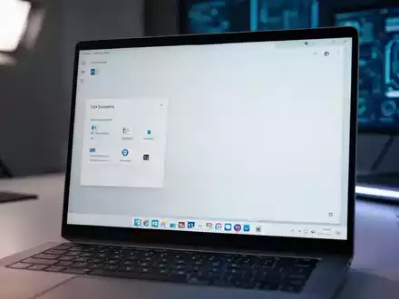 Nahaufnahme eines Laptop-Bildschirms mit moderner Desktop-Oberfläche und anpassbarer Taskleiste. - Foto: über boerse-global.de