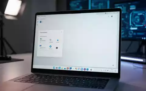 Nahaufnahme eines Laptop-Bildschirms mit moderner Desktop-Oberfläche und anpassbarer Taskleiste. - Foto: über boerse-global.de