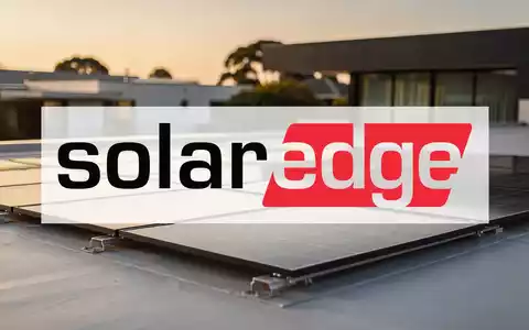 Moderne Solaranlagen auf einem Hausdach bei Sonnenuntergang als Symbol für die Erneuerbare-Energien-Branche. - Foto: über boerse-global.de