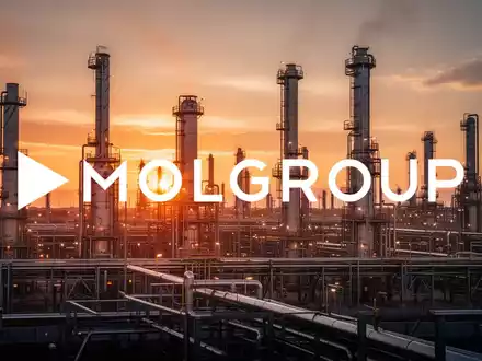Moderne Industrieanlagen einer Ölraffinerie bei goldenem Sonnenlicht als Symbol für den Energiesektor. - Foto: über boerse-global.de