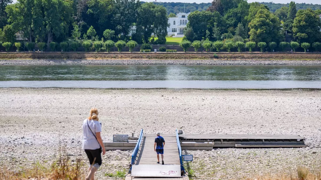 Niedrigwasser im Rhein in Bonn. Die Grünen fordern «intakte Flüsse als Priorität». - Bild: Benjamin Westhoff/dpa